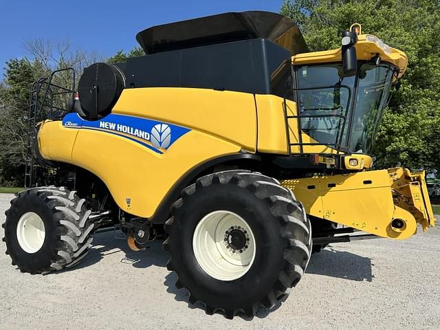 Image of New Holland CR8080 equipment image 1
