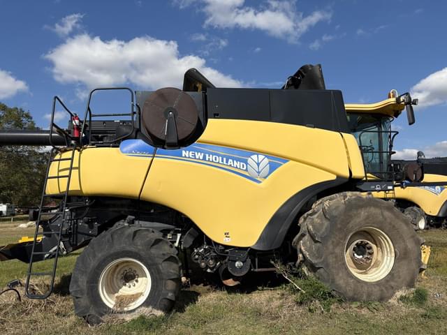 Image of New Holland CR8090 equipment image 1