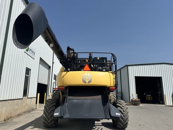 Image of New Holland CR8090 equipment image 4