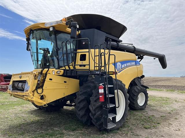 Image of New Holland CR8090 equipment image 1