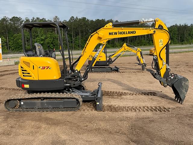 Image of New Holland E37C equipment image 3