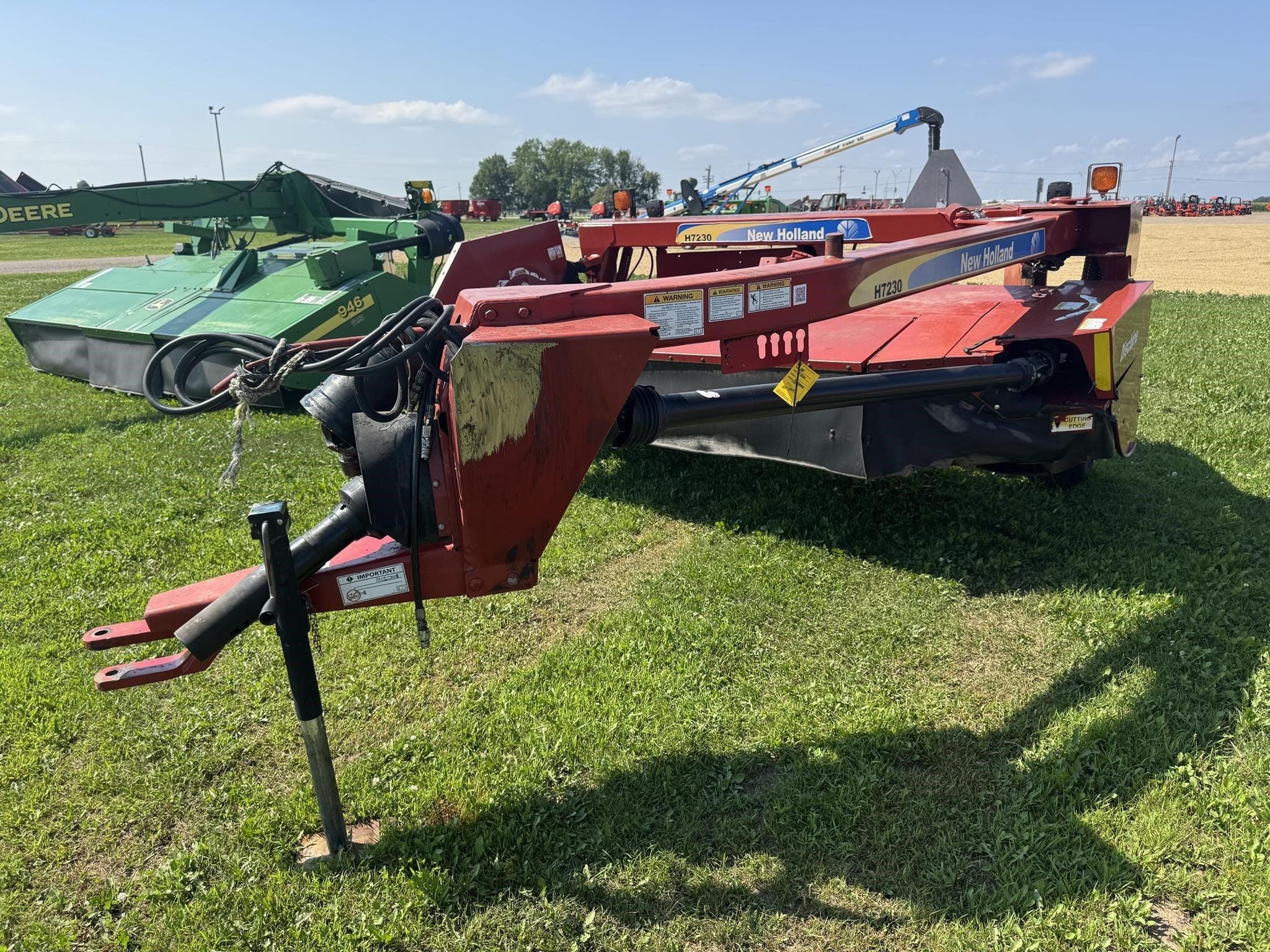 New Holland H7230 Equipment Image0