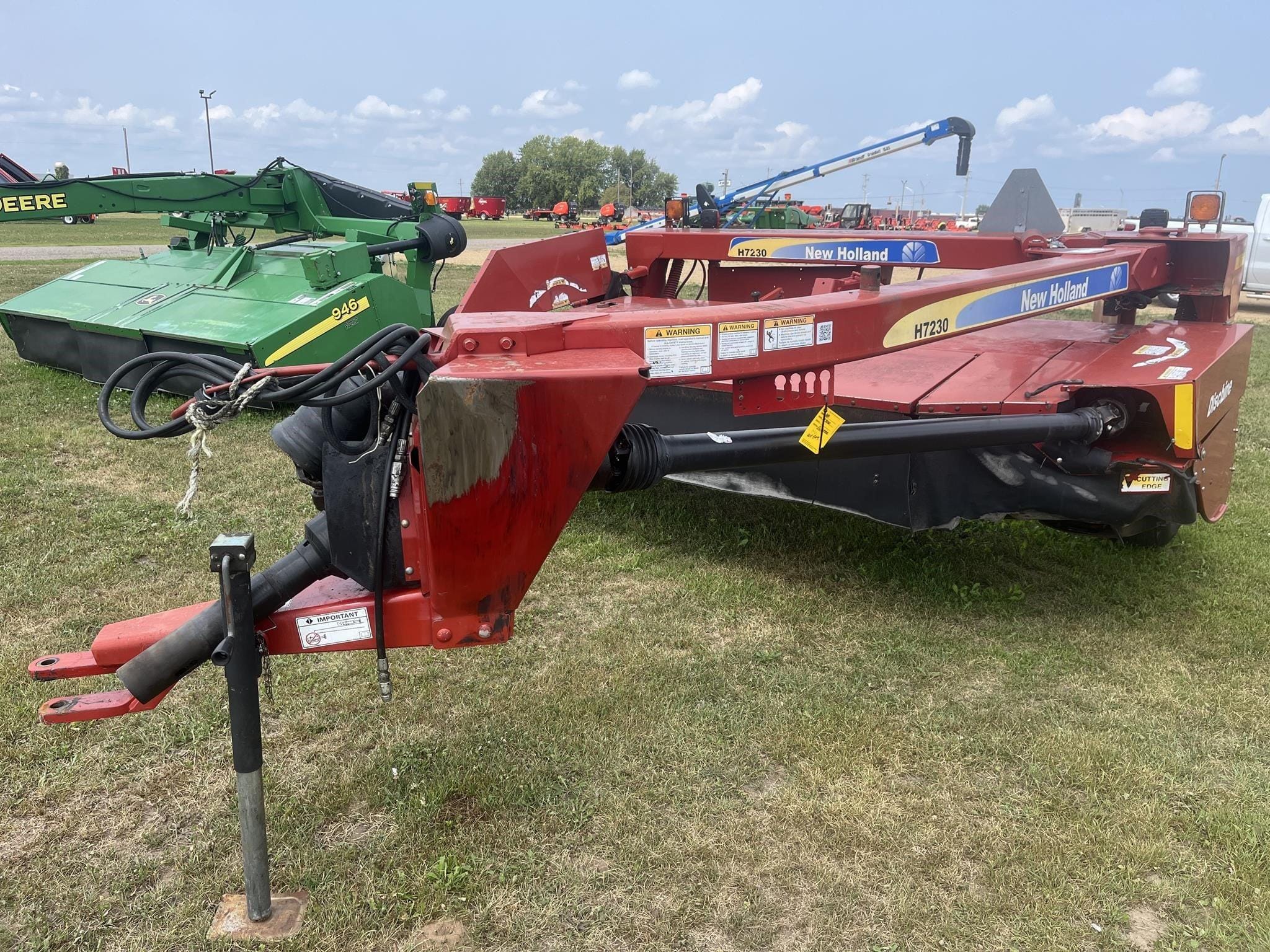 2013 New Holland H7230 Equipment Image0