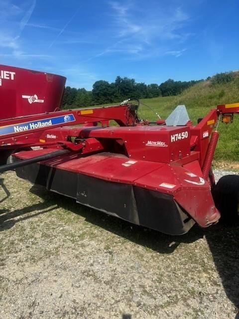 2014 New Holland H7450 Equipment Image0