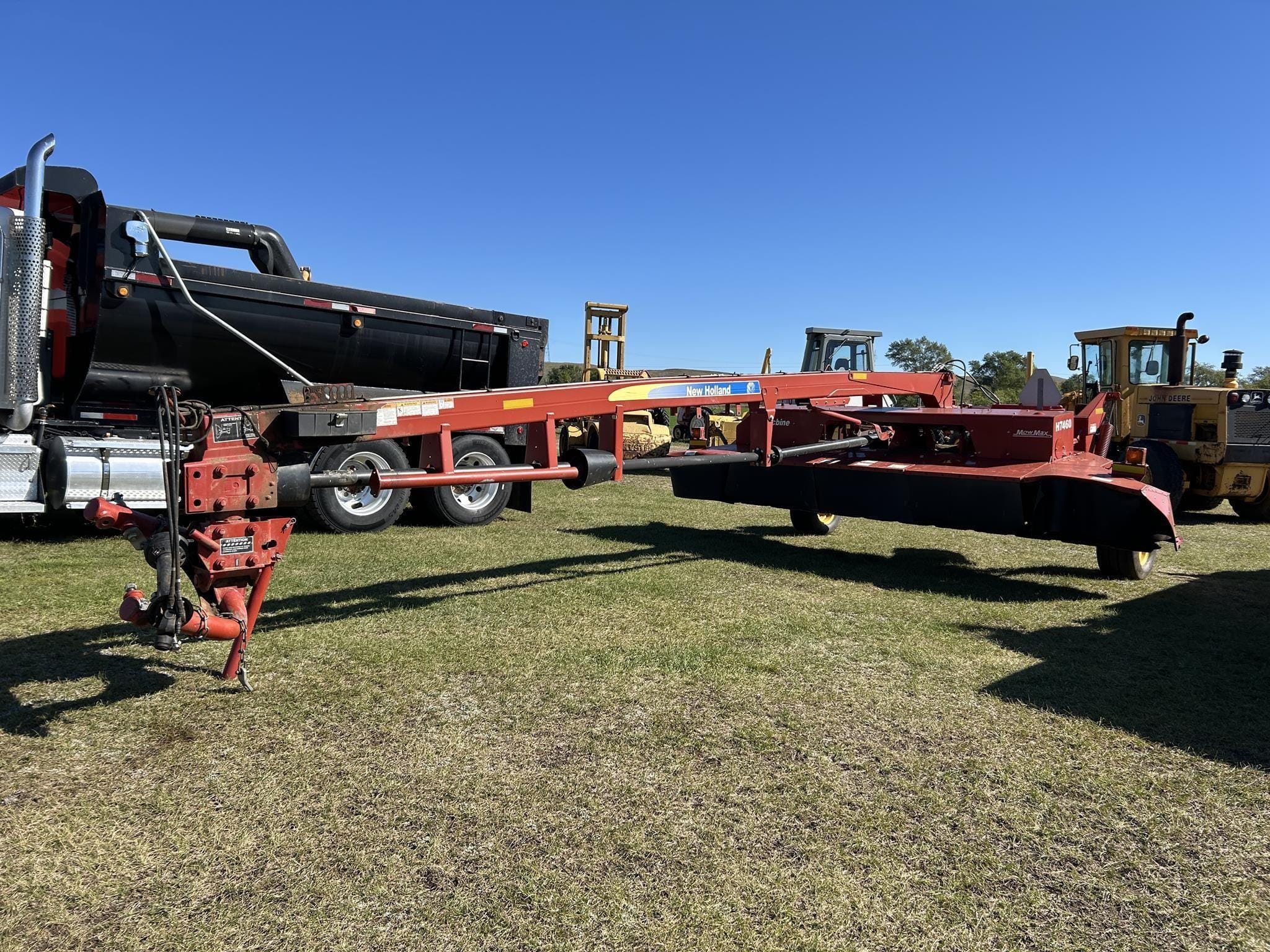 2014 New Holland H7460 Equipment Image0
