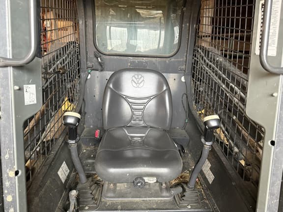 Image of New Holland L218 equipment image 4