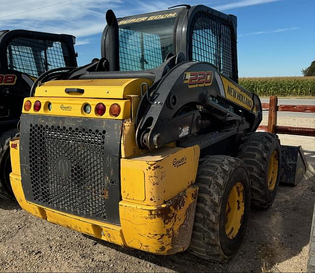 Image of New Holland L220 equipment image 3