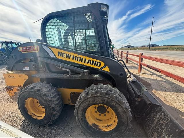 Image of New Holland L220 equipment image 4