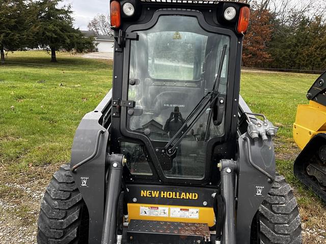 Image of New Holland L220 equipment image 4