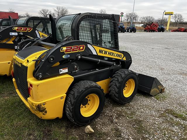 Image of New Holland L220 equipment image 3