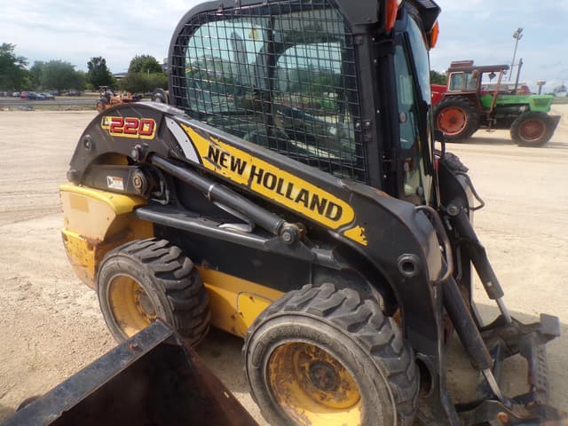Image of New Holland L220 equipment image 4