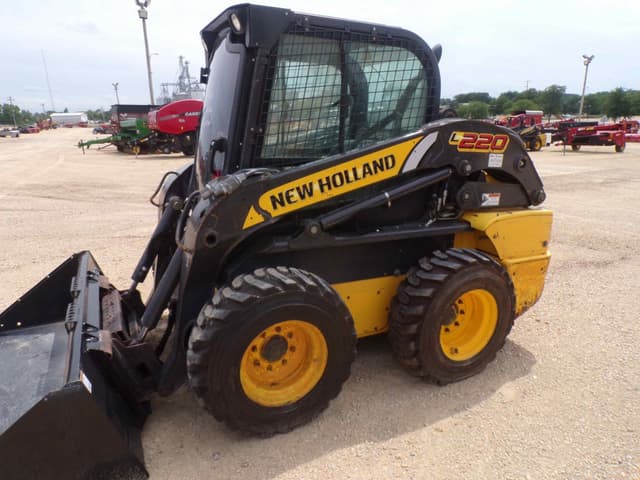 Image of New Holland L220 equipment image 4