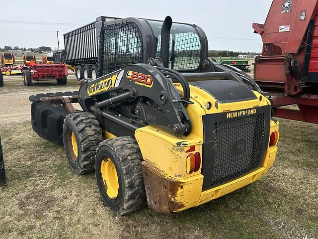 Image of New Holland L220 equipment image 2