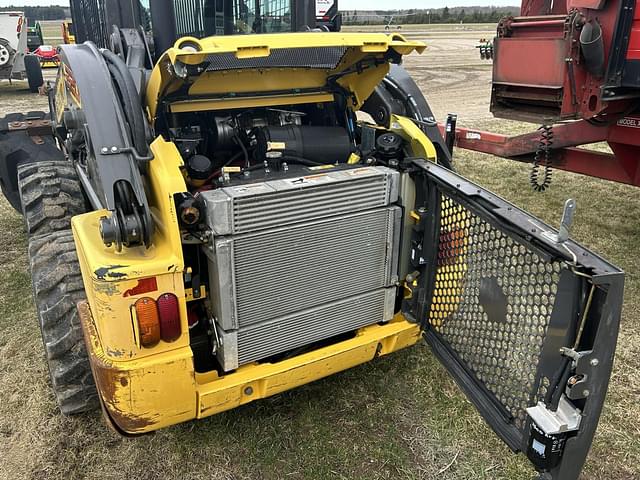 Image of New Holland L220 equipment image 3