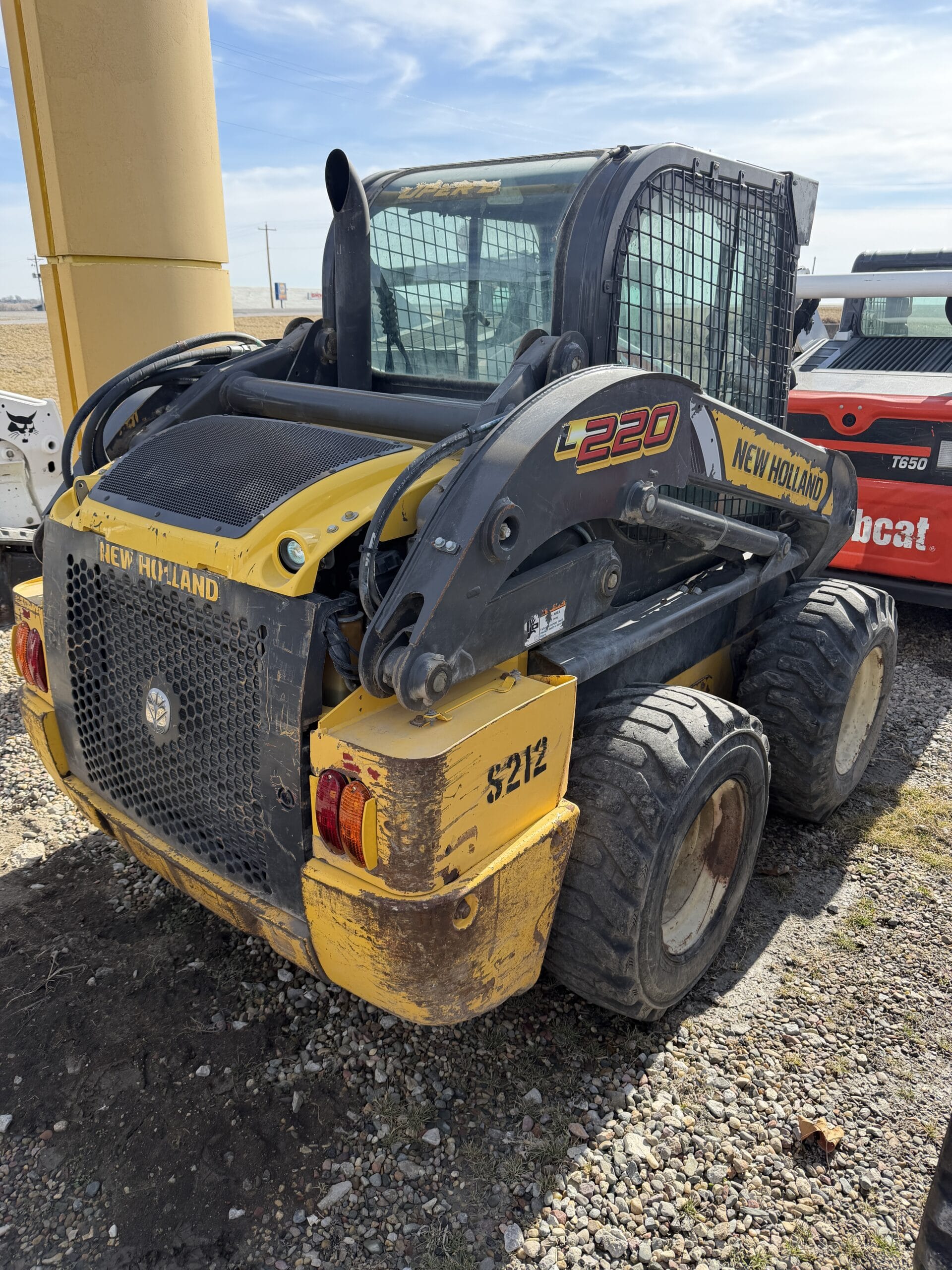 2014 New Holland L220 Equipment Image0