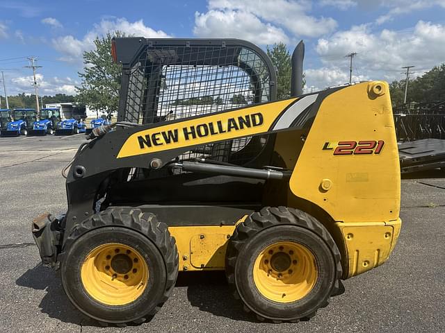 Image of New Holland L221 equipment image 1