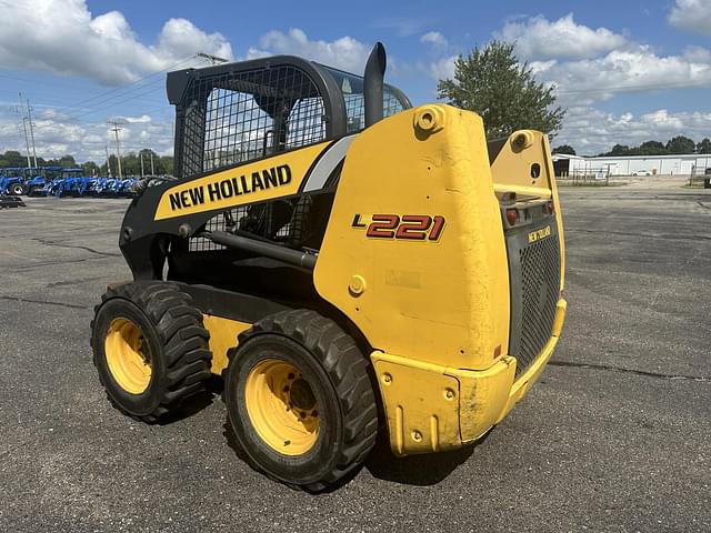 Image of New Holland L221 equipment image 2