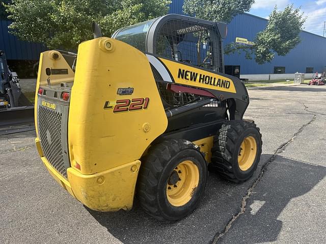 Image of New Holland L221 equipment image 4