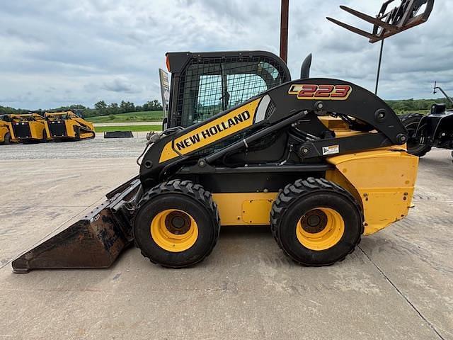 Image of New Holland L223 equipment image 2