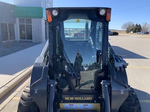 Image of New Holland L225 equipment image 3