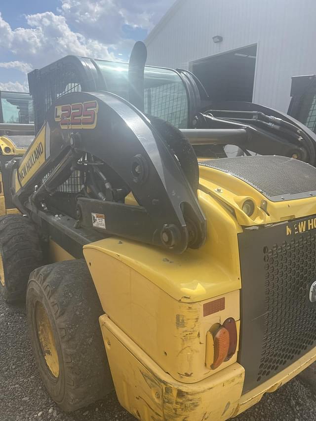 Image of New Holland L225 equipment image 4