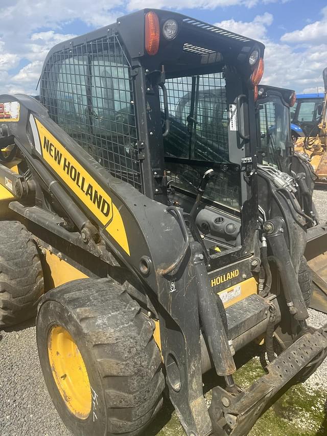 Image of New Holland L225 equipment image 2