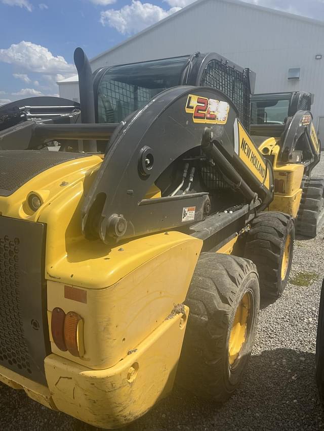 Image of New Holland L225 equipment image 3