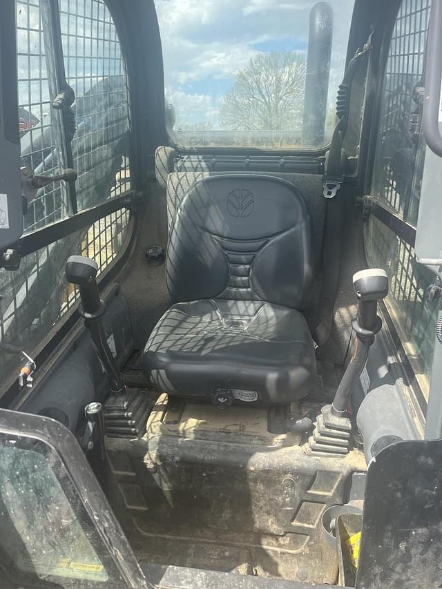Image of New Holland L225 equipment image 1