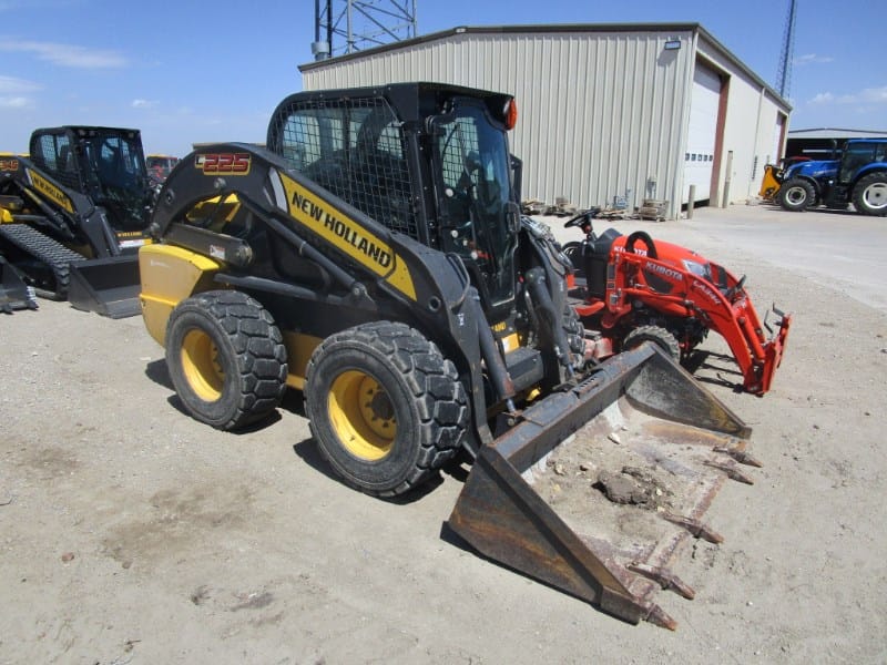 Main image New Holland L225