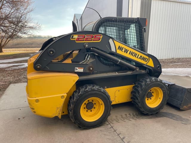 Image of New Holland L225 equipment image 3