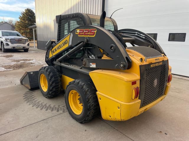Image of New Holland L225 equipment image 4