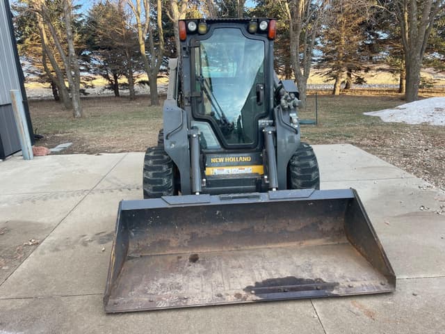 Image of New Holland L225 equipment image 1