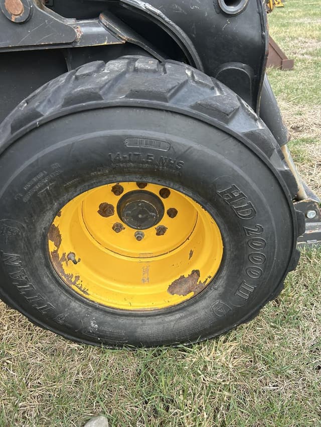 Image of New Holland L230 equipment image 4