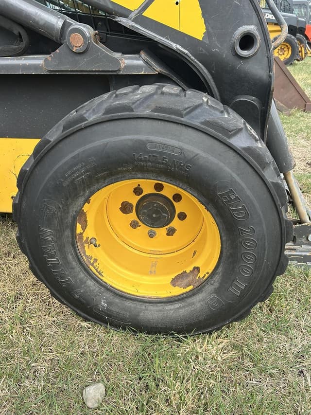 Image of New Holland L230 equipment image 3