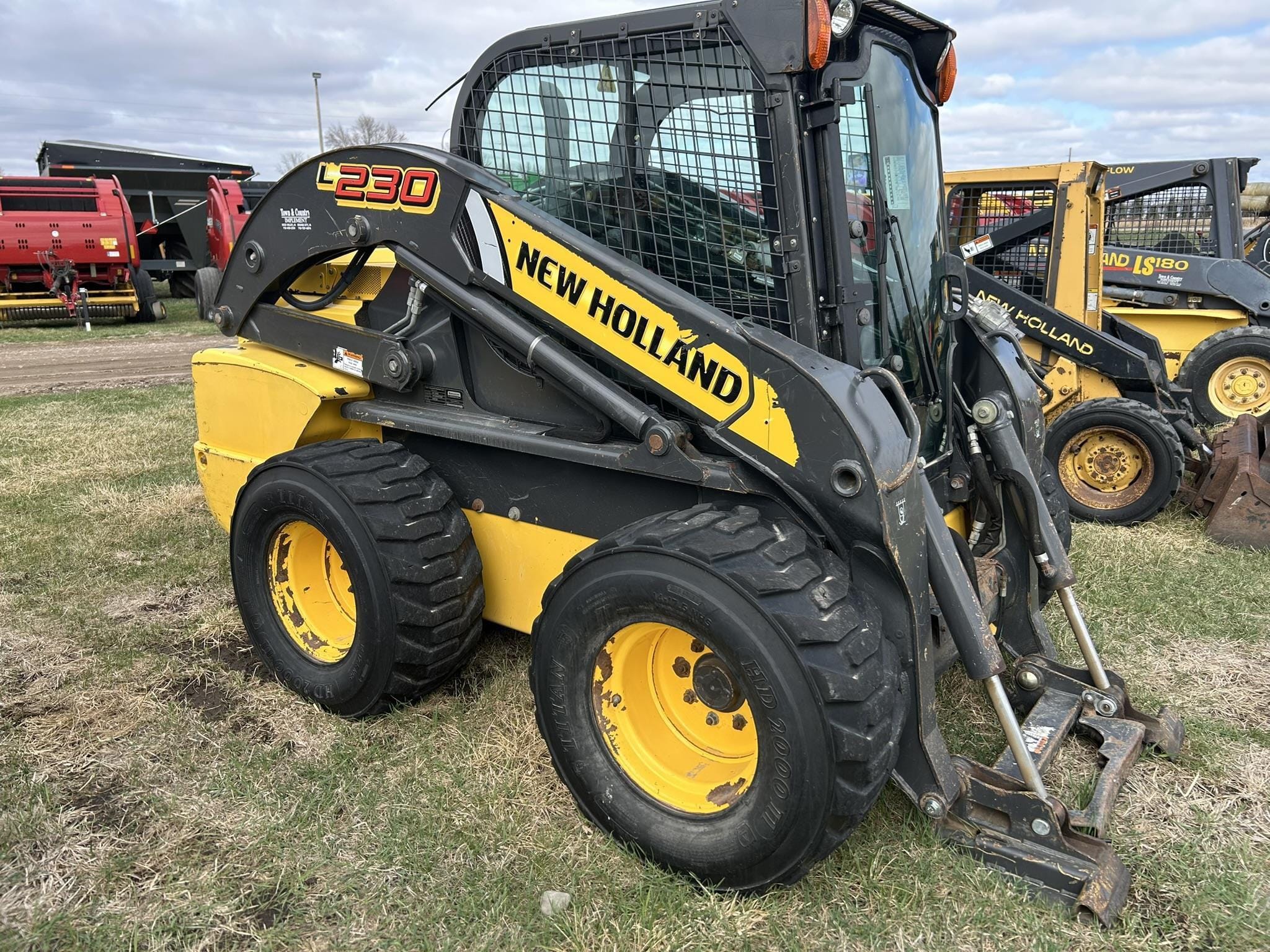 2014 New Holland L230 Equipment Image0