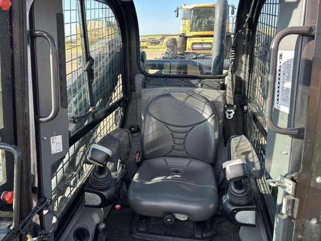 Image of New Holland L230 equipment image 3