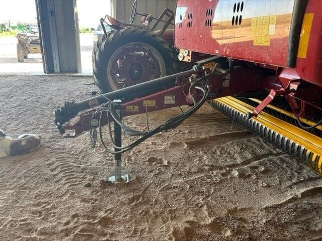 Image of New Holland RB560 Specialty Crop equipment image 3