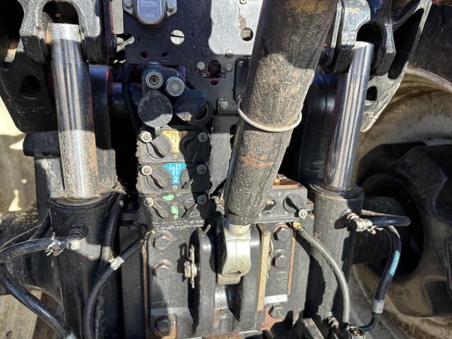 Image of New Holland T8.390 equipment image 4