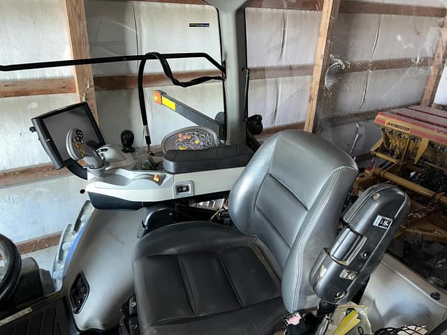Image of New Holland T8.390 equipment image 4