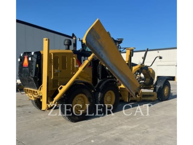 Image of Caterpillar 12M2AWD equipment image 2