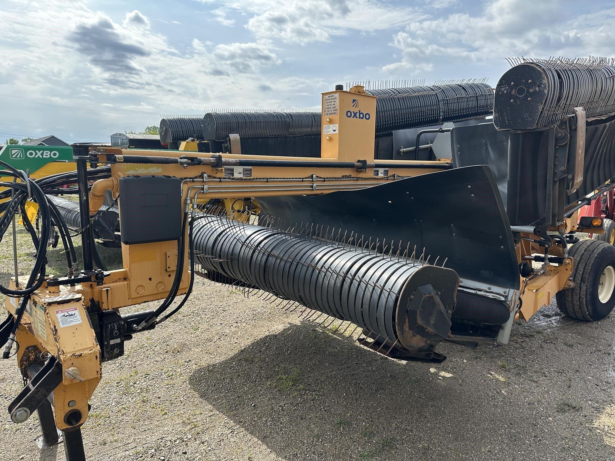2014 Oxbo 334 Equipment Image0