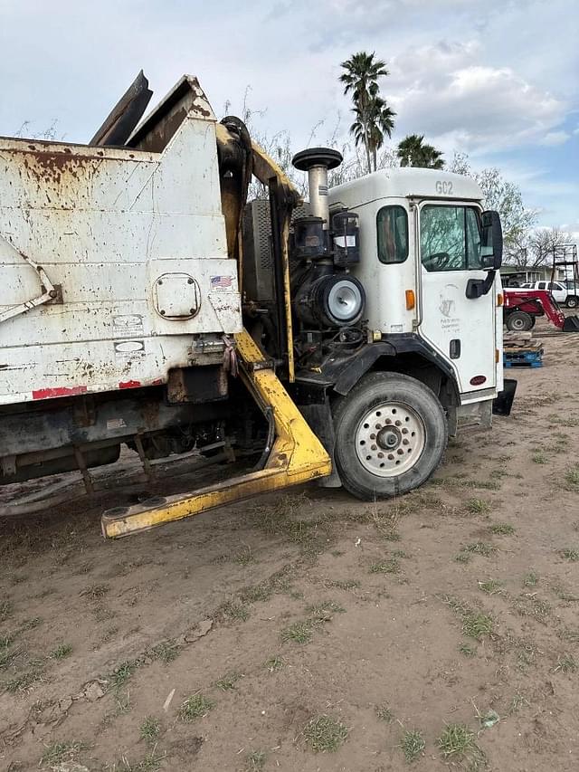 Image of Peterbilt 320 equipment image 3