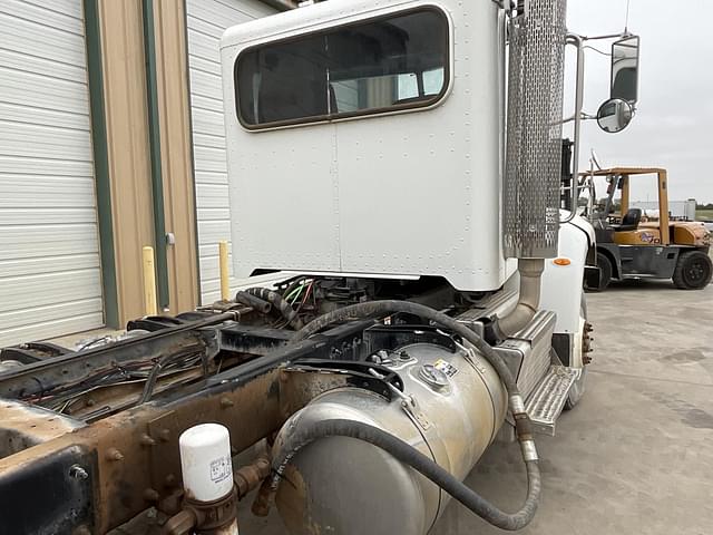 Image of Peterbilt 348 equipment image 3