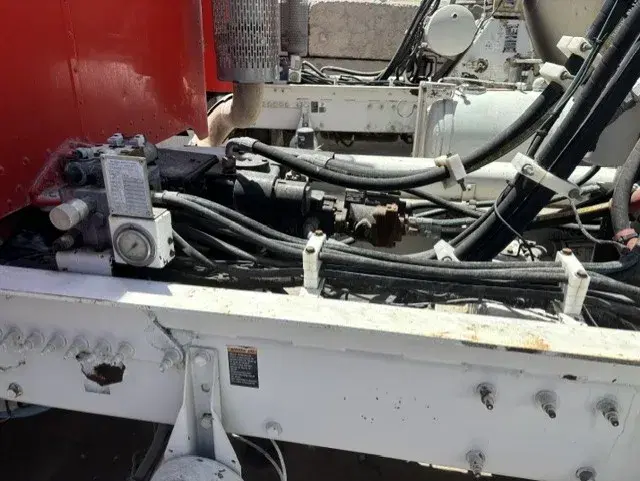 Image of Peterbilt 365 equipment image 4