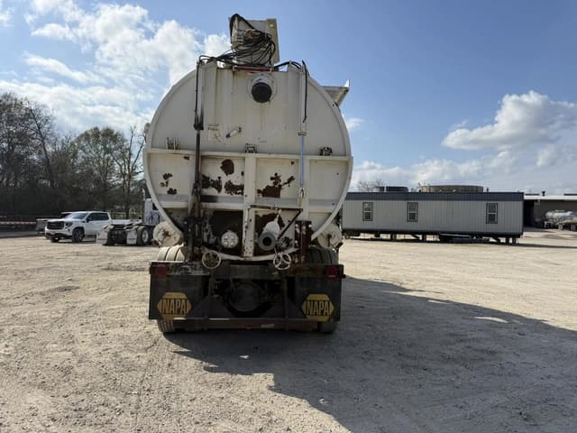 Image of Peterbilt 365 equipment image 3