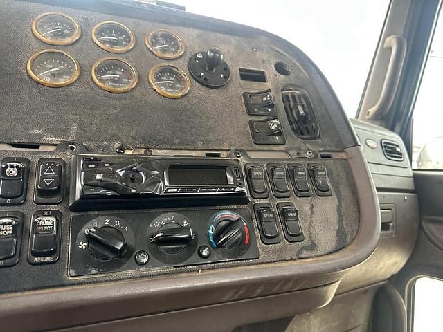 Image of Peterbilt 367 equipment image 4