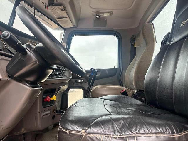 Image of Peterbilt 367 equipment image 3