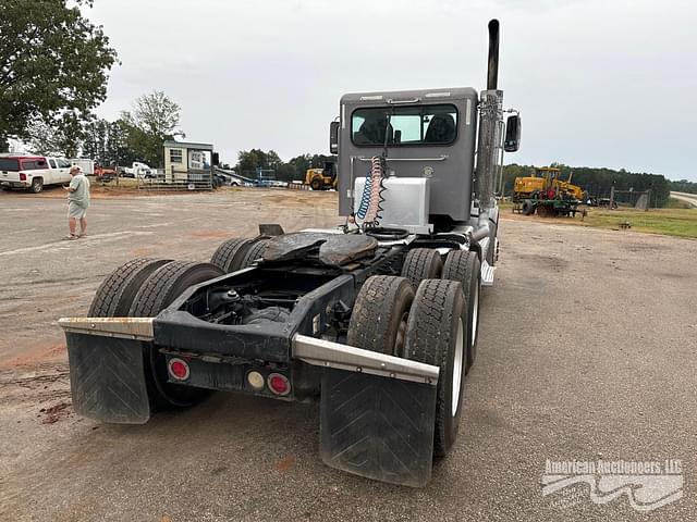 Image of Peterbilt 384 equipment image 3