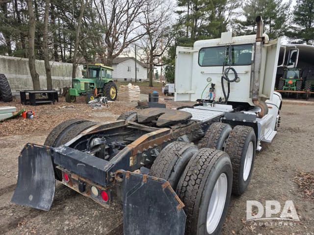Image of Peterbilt 384 equipment image 4
