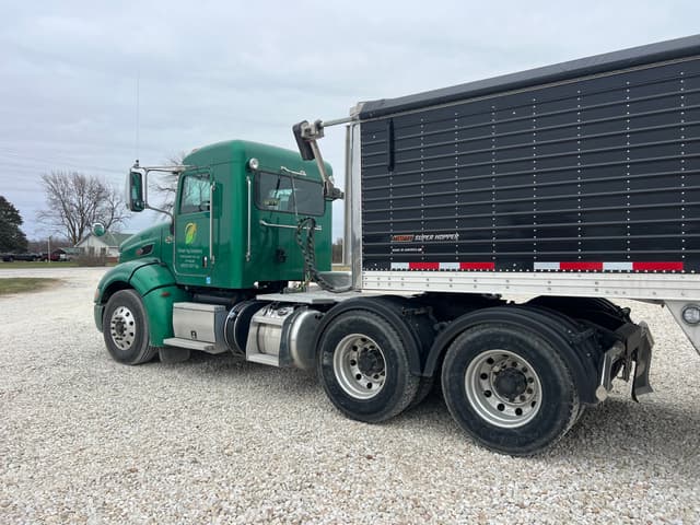 Image of Peterbilt 384 equipment image 4